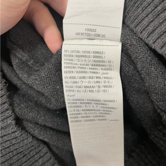 Abercrombie & Fitch Men's Grey Muscle V-Neck Cashmere Blend Sweater Size Large - Picture 6 of 6